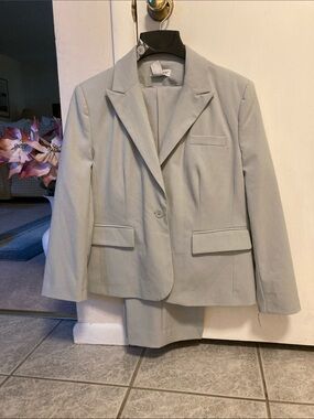 Women's suit. Light Gray Tailored Blazer with pants 14petite